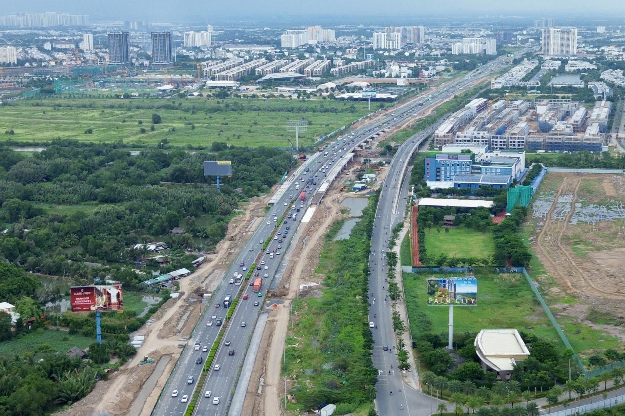Gallery - 5 ngày nghỉ lễ bắt đầu từ mai: Đường phố Hà Nội và TPHCM lúc này! - image 33