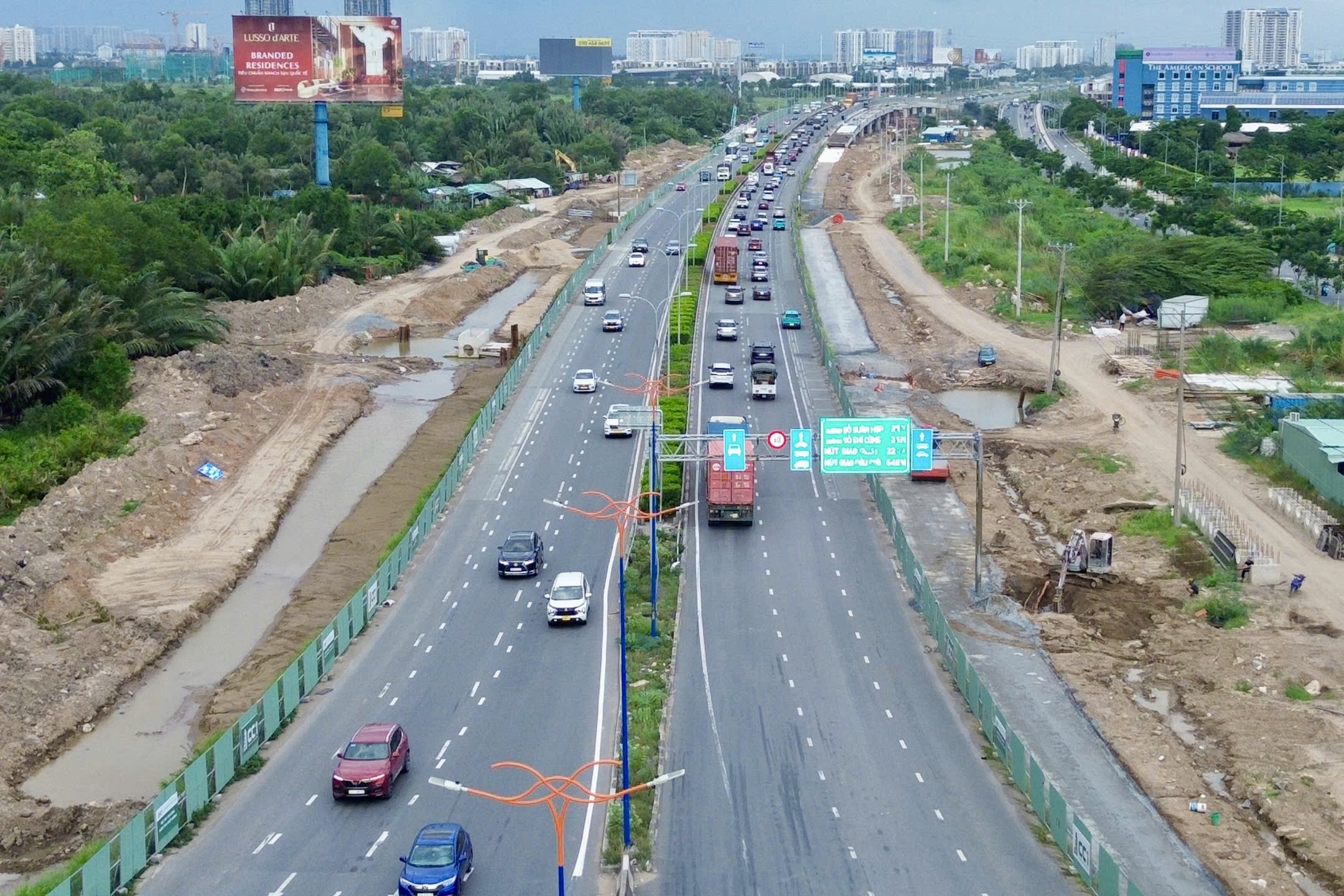 Gallery - 5 ngày nghỉ lễ bắt đầu từ mai: Đường phố Hà Nội và TPHCM lúc này! - image 35