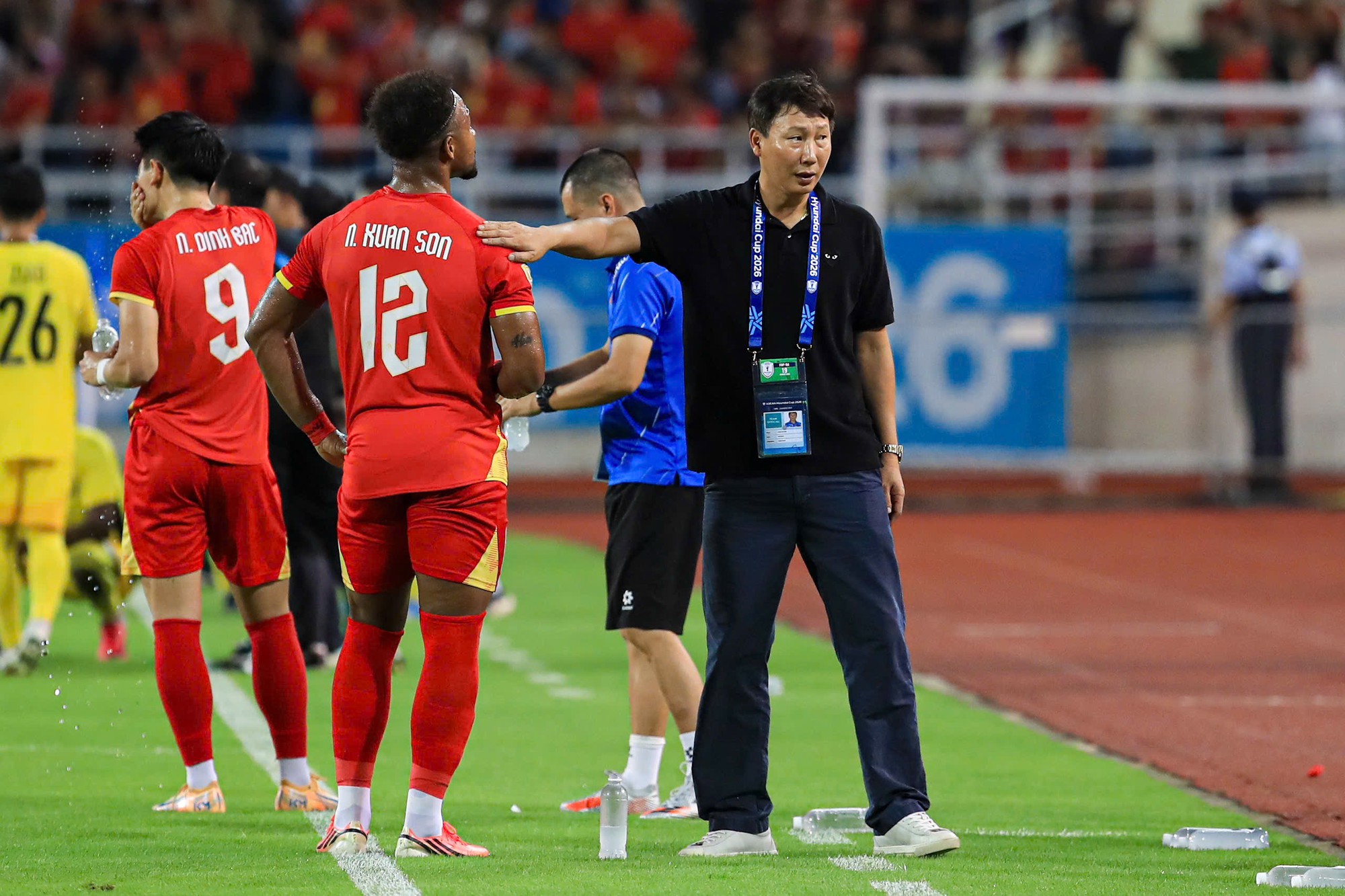 Phỏng vấn HLV Kim Sang-sik: “Tôi có gay gắt với Đình Bắc đâu, yêu thương còn không hết”- Ảnh 3.