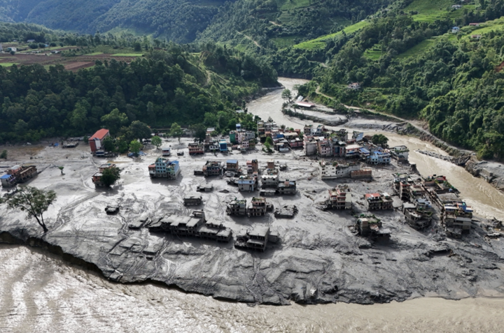 Tảng băng to bằng 28 s&acirc;n b&oacute;ng &ldquo;tr&ecirc;n trời rơi xuống&rdquo; g&acirc;y lũ qu&eacute;t tử thần ở Nepal- Ảnh 1.
