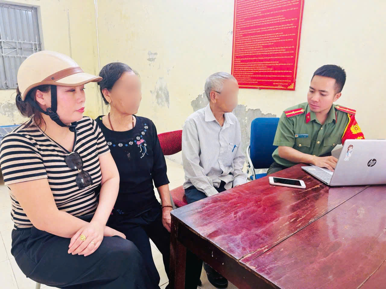 Chuẩn bị c&uacute;ng Rằm th&igrave; c&oacute; kh&aacute;ch đến b&aacute;n 5 chỉ v&agrave;ng, chủ tiệm ở H&agrave; Tĩnh quyết từ chối, ph&aacute;t hiện chuyện kh&ocirc;ng ngờ - Ảnh 1.