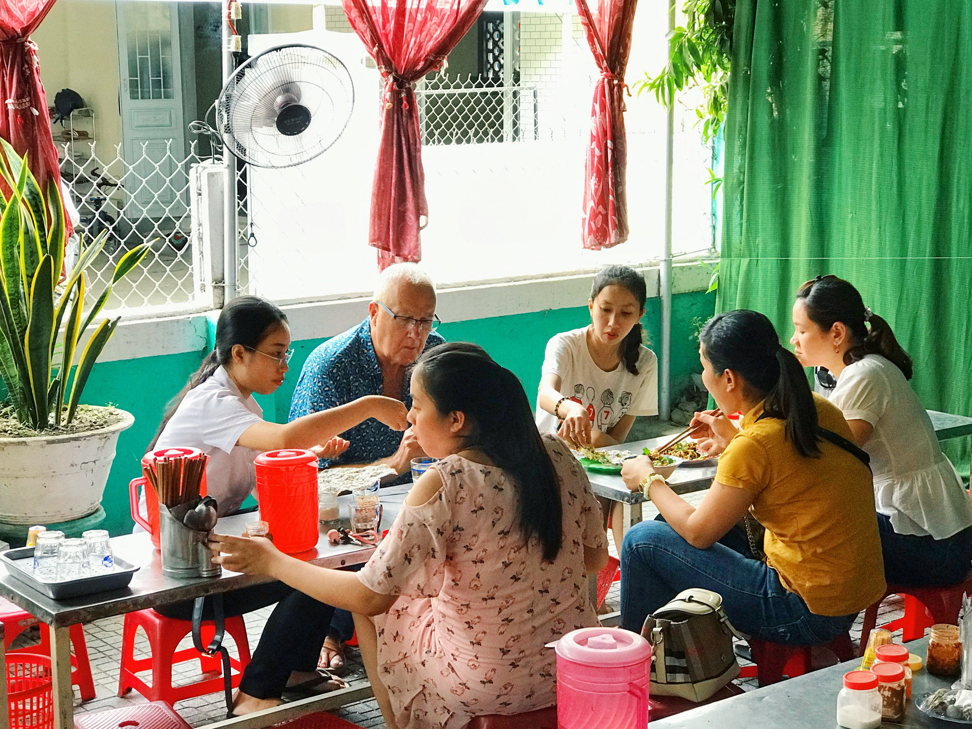 M&oacute;n Việt gi&aacute; 15.000 đồng khiến kh&aacute;ch H&agrave;n muốn ăn liền 2 phần, từng lọt top 50 ngon nhất thế giới - Ảnh 5.
