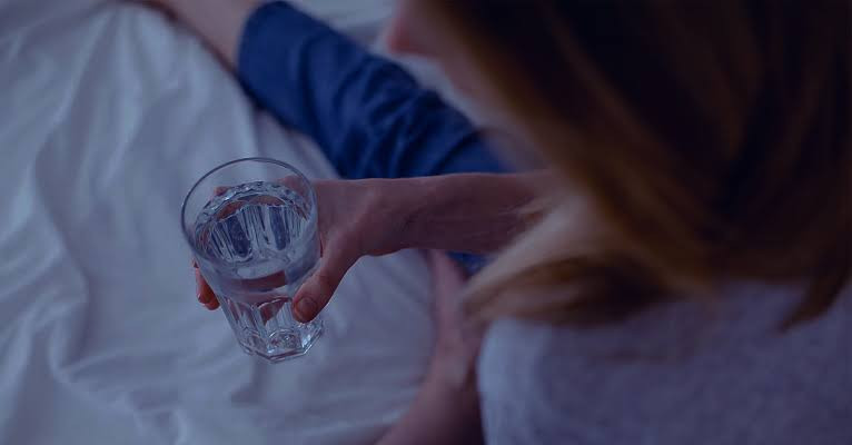 Lời khuy&ecirc;n cho những người hay uống nước đ&ecirc;m- Ảnh 2.