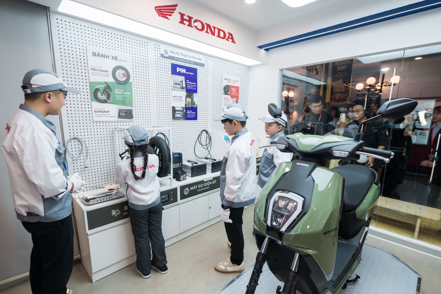 Honda Việt Nam hợp t&aacute;c với KidZania H&agrave; Nội ra mắt s&acirc;n chơi trải nghiệm &ldquo;Trung t&acirc;m C&ocirc;ng nghệ Xe m&aacute;y điện Honda&rdquo; d&agrave;nh cho trẻ em - Ảnh 3.