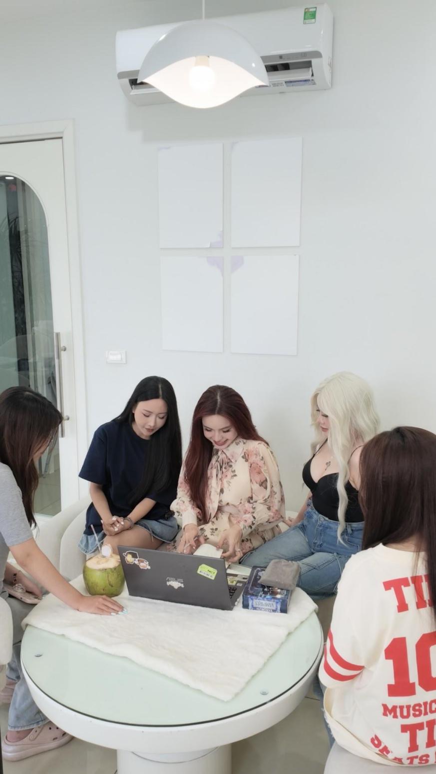 Bỏ sau lưng &aacute;nh h&agrave;o quang livestream, Creator lựa chọn &ldquo;đồng h&agrave;nh c&ugrave;ng sao - trao gi&aacute; trị&rdquo; - Ảnh 3.