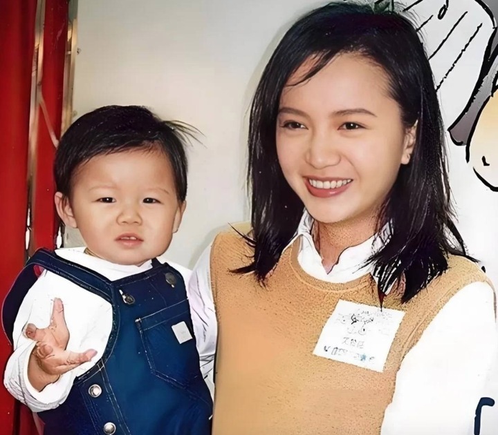 "Ngọc nữ vạn người m&ecirc;" từ bỏ h&agrave;o quang, l&agrave;m mẹ đơn th&acirc;n hơn 2 thập kỷ- Ảnh 3.