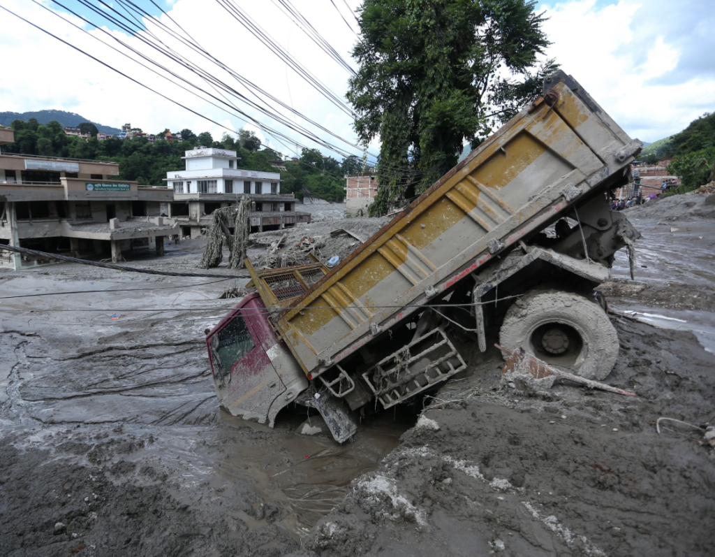 Lũ qu&eacute;t Nepal - Trung Quốc: Số người tử vong tăng l&ecirc;n 469, d&ograve;ng s&ocirc;ng tắc nghẽn do mảnh vụn c&oacute; nguy cơ ngập lụt trở lại - Ảnh 2.