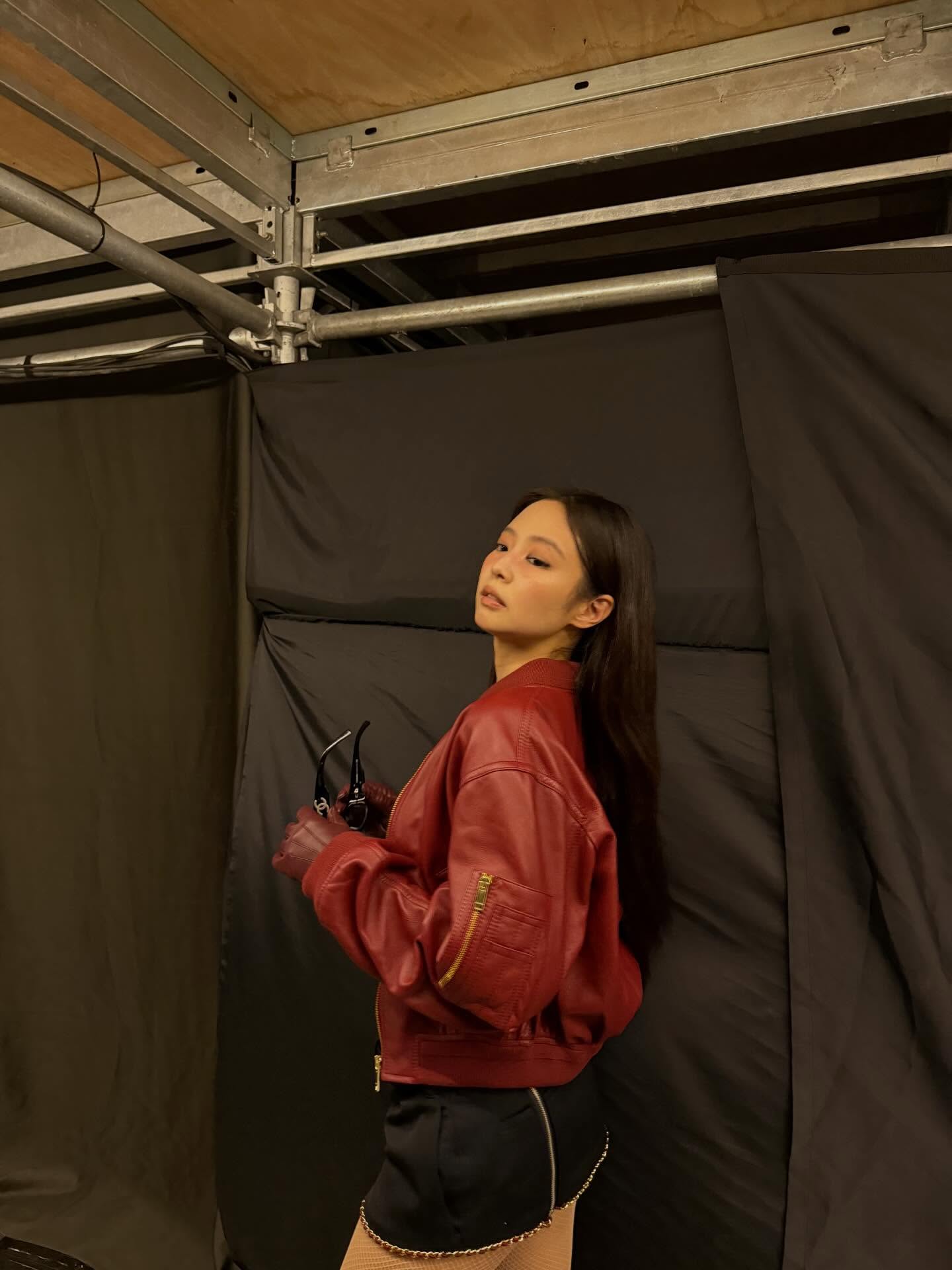 Jennie gh&eacute;t m&agrave;u đỏ nhưng m&agrave;u đỏ kh&ocirc;ng gh&eacute;t Jennie: Hễ diện l&agrave; đẹp đến  "phong thần" - Ảnh 7.