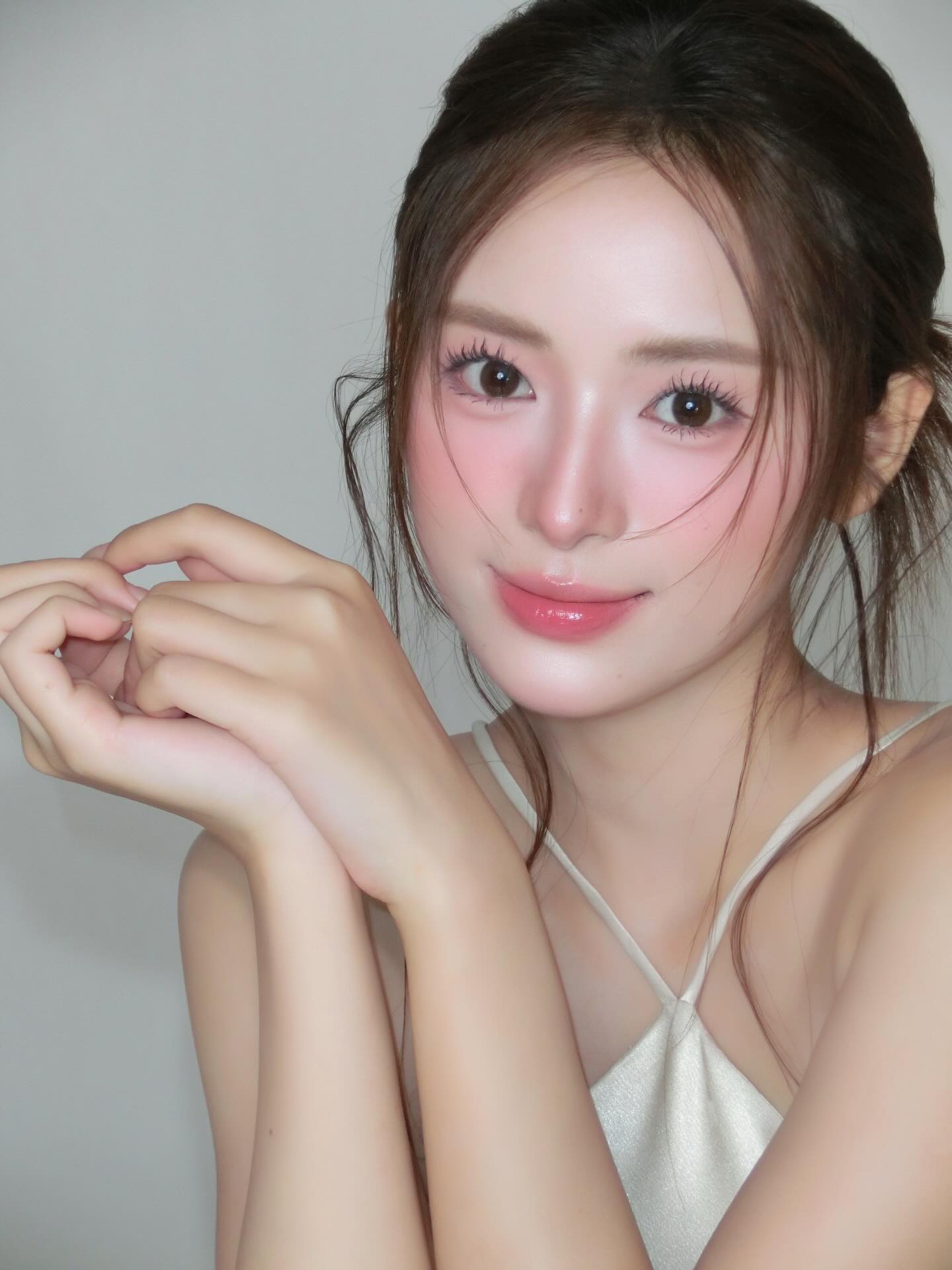 N&agrave;ng thơ Vbiz g&acirc;y sốt v&igrave; giống cả showbiz: Từ Kim Ji Won, Đỗ Thị H&agrave; đến mỹ nh&acirc;n đẹp nhất thế giới- Ảnh 3.