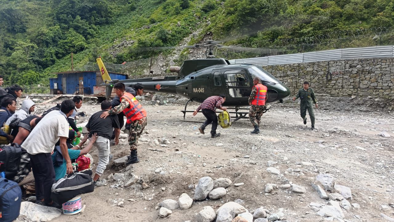 Lũ qu&eacute;t ở Nepal: Vỡ &ograve;a khoảnh khắc giải cứu th&agrave;nh c&ocirc;ng 350 người mắc kẹt trong hầm - Ảnh 3.