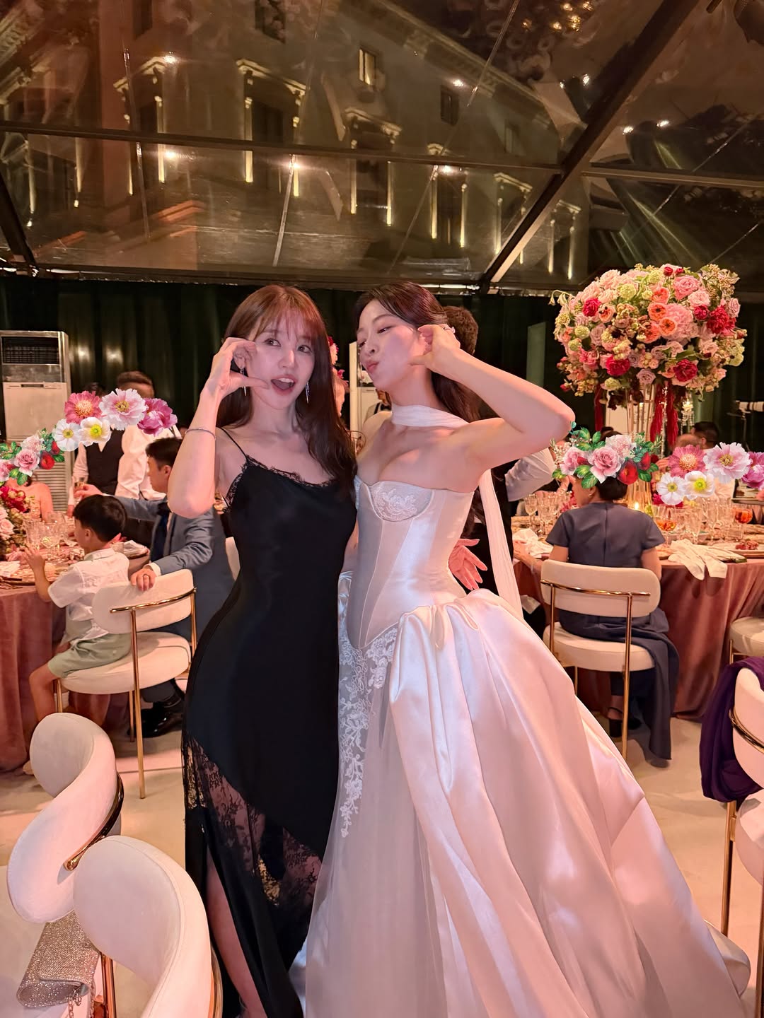 Yoon Eun Hye l&ecirc;n tiếng thẳng giữa chỉ tr&iacute;ch "g&acirc;y sự ch&uacute; &yacute;, lấn &aacute;t c&ocirc; d&acirc;u" khi đi đ&aacute;m cưới- Ảnh 2.