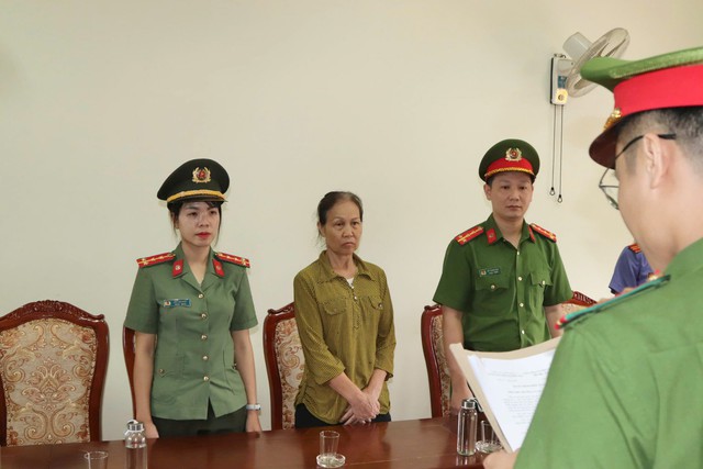 Ra quyết định khởi tố người phụ nữ l&agrave;m b&aacute;nh cuốn Tưởng Thị Ho&egrave; SN 1960- Ảnh 2.