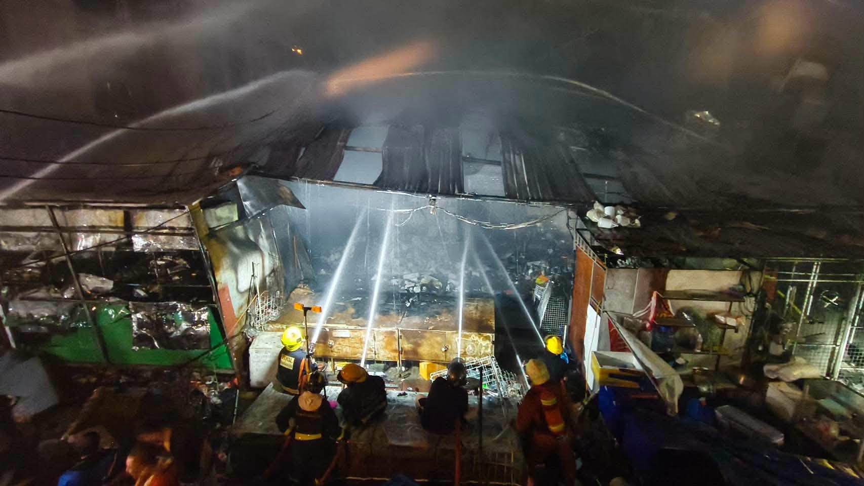 Trung t&acirc;m mua sắm nổi tiếng Bangkok (Th&aacute;i Lan) ch&aacute;y ng&ugrave;n ngụt giữa đ&ecirc;m: 11 người bị thương, to&agrave; nh&agrave; biến dạng- Ảnh 2.