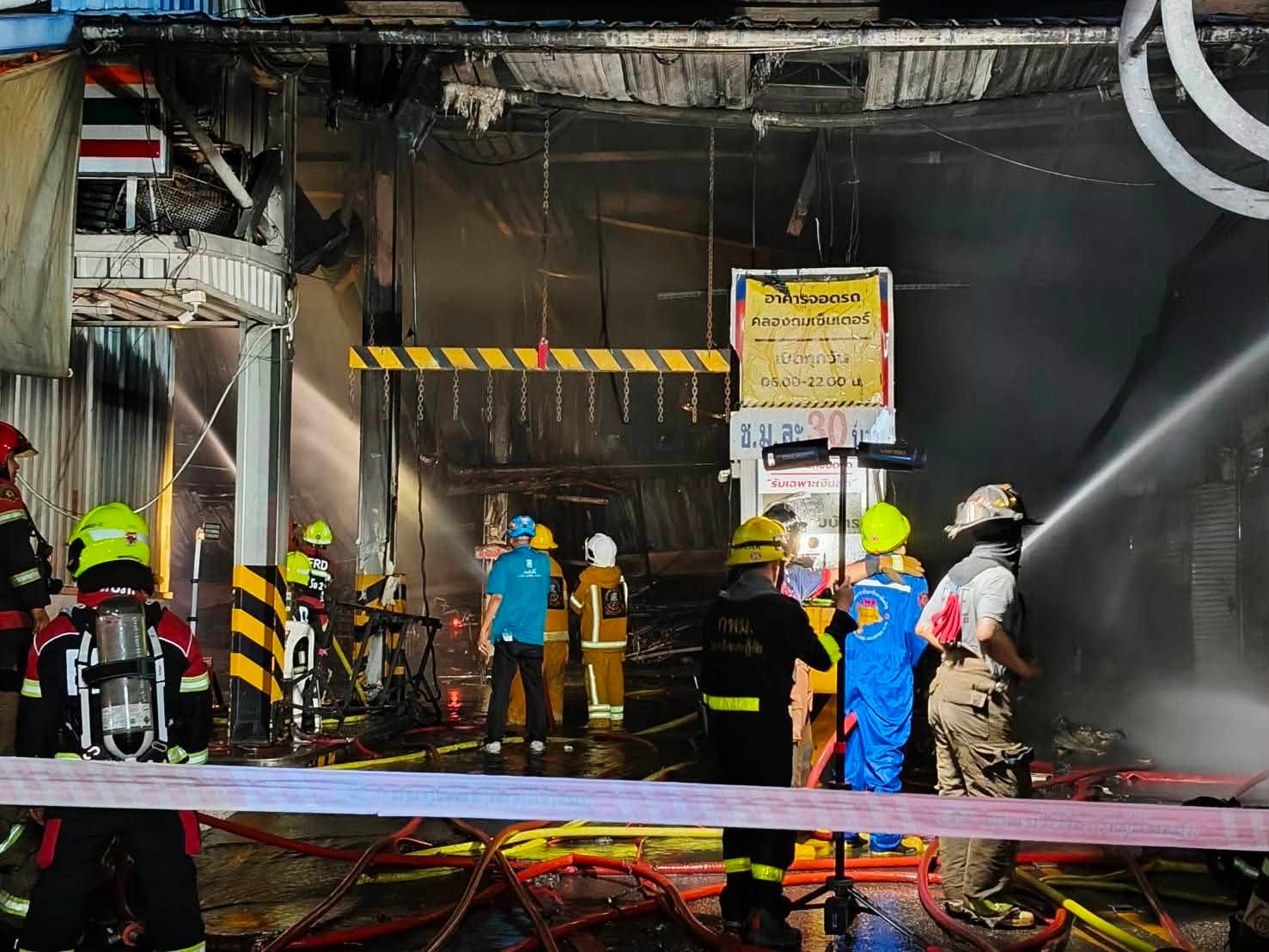Trung t&acirc;m mua sắm nổi tiếng Bangkok (Th&aacute;i Lan) ch&aacute;y ng&ugrave;n ngụt giữa đ&ecirc;m: 11 người bị thương, to&agrave; nh&agrave; biến dạng- Ảnh 3.