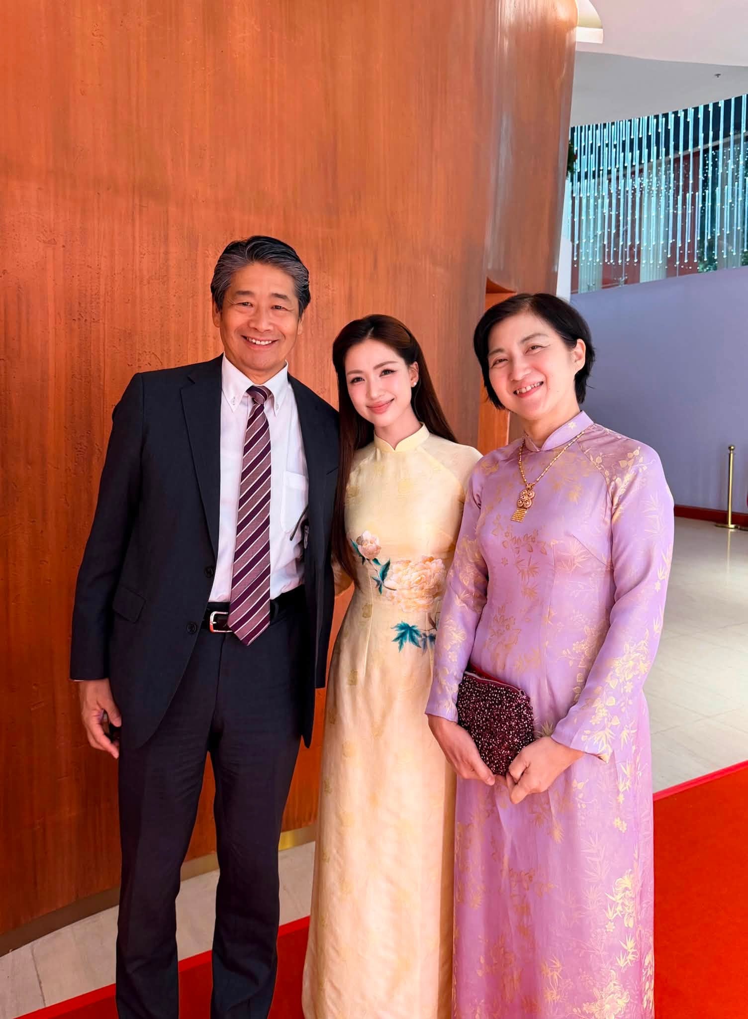 Ca sĩ Việt 2 năm liền dự Lễ kỷ niệm 2/9: T&igrave;nh duy&ecirc;n - sự nghiệp thăng hoa, li&ecirc;n tục nhận bằng khen danh gi&aacute;- Ảnh 3.