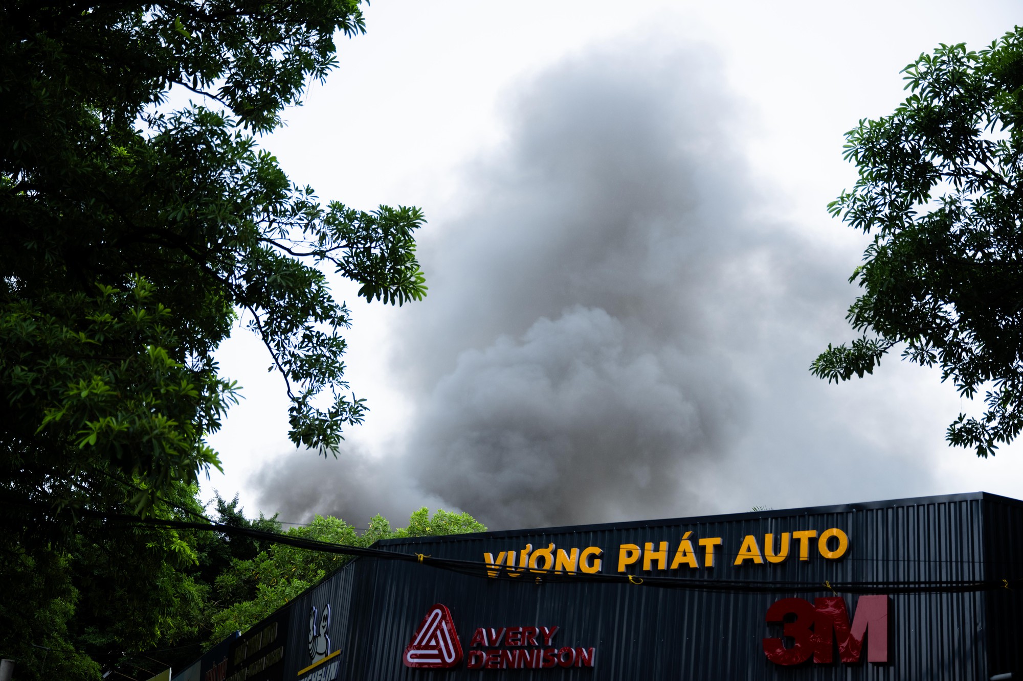 Nh&acirc;n chứng kể khoảnh khắc gara &ocirc; t&ocirc; ở H&agrave; Nội ch&igrave;m trong biển lửa: Nghe tiếng nổ, nhiều người bật kh&oacute;c khi mất hết t&agrave;i sản- Ảnh 1.