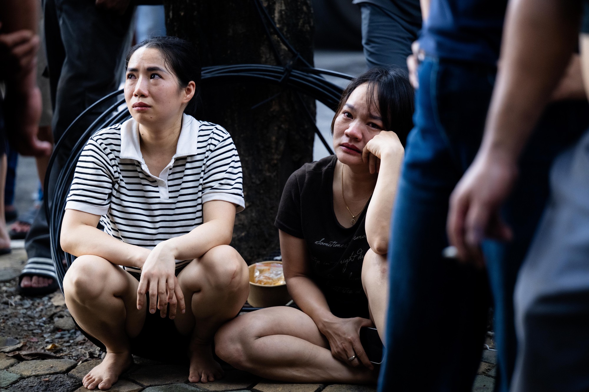 Nh&acirc;n chứng kể khoảnh khắc gara &ocirc; t&ocirc; ở H&agrave; Nội ch&igrave;m trong biển lửa: Nghe tiếng nổ, nhiều người bật kh&oacute;c khi mất hết t&agrave;i sản- Ảnh 6.