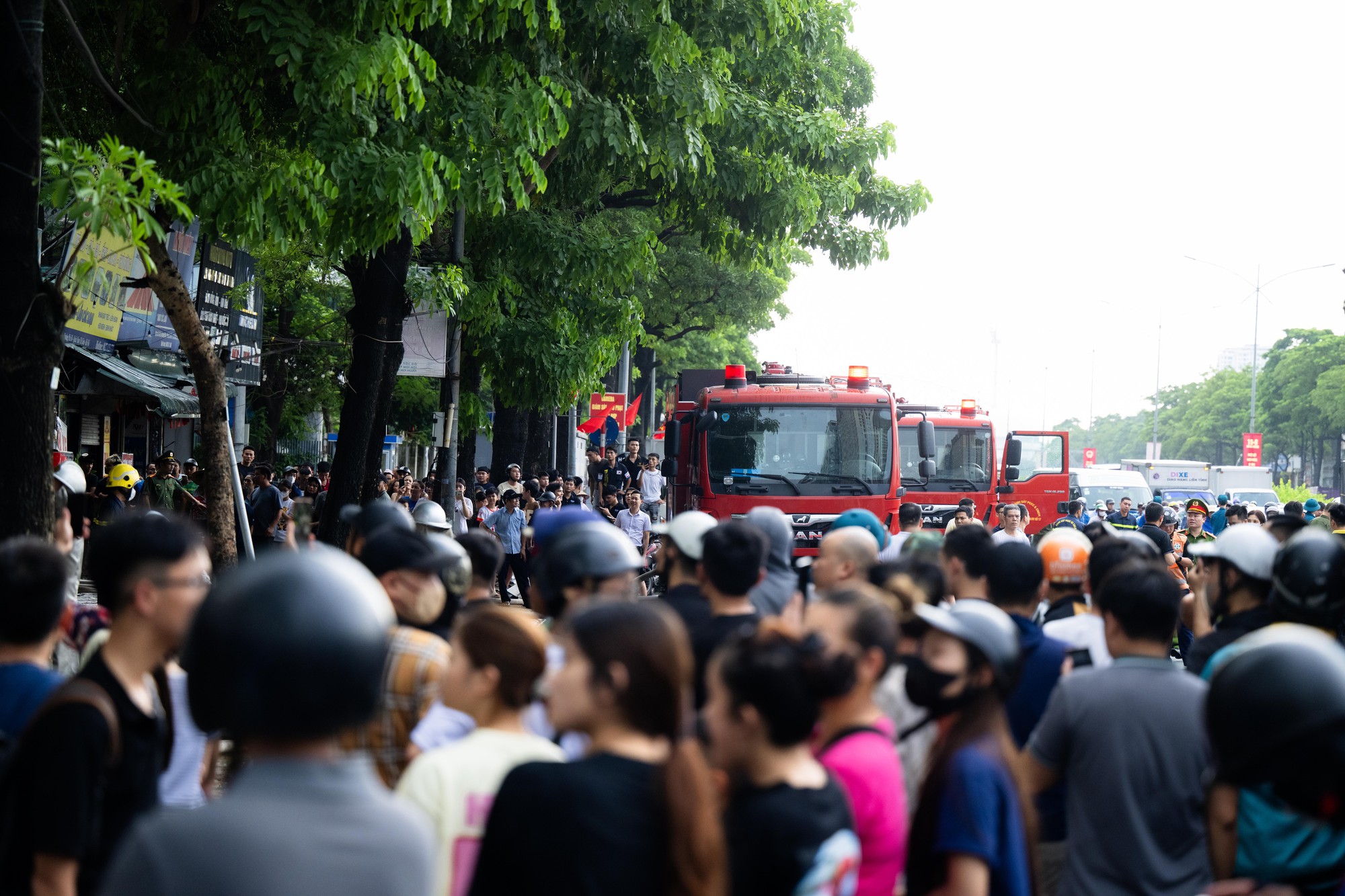 Nh&acirc;n chứng kể khoảnh khắc gara &ocirc; t&ocirc; ở H&agrave; Nội ch&igrave;m trong biển lửa: Nghe tiếng nổ, nhiều người bật kh&oacute;c khi mất hết t&agrave;i sản- Ảnh 10.