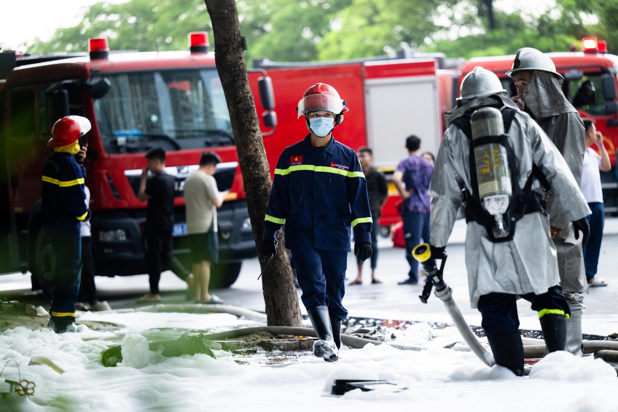 Nh&acirc;n chứng kể khoảnh khắc gara &ocirc; t&ocirc; ở H&agrave; Nội ch&igrave;m trong biển lửa: Nghe tiếng nổ, nhiều người bật kh&oacute;c khi mất hết t&agrave;i sản- Ảnh 11.