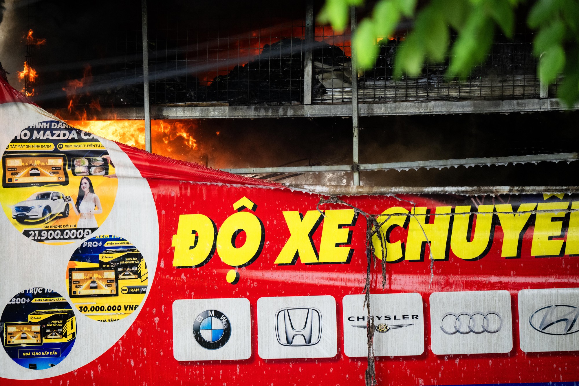 Nh&acirc;n chứng kể khoảnh khắc gara &ocirc; t&ocirc; ở H&agrave; Nội ch&igrave;m trong biển lửa: Nghe tiếng nổ, nhiều người bật kh&oacute;c khi mất hết t&agrave;i sản- Ảnh 4.