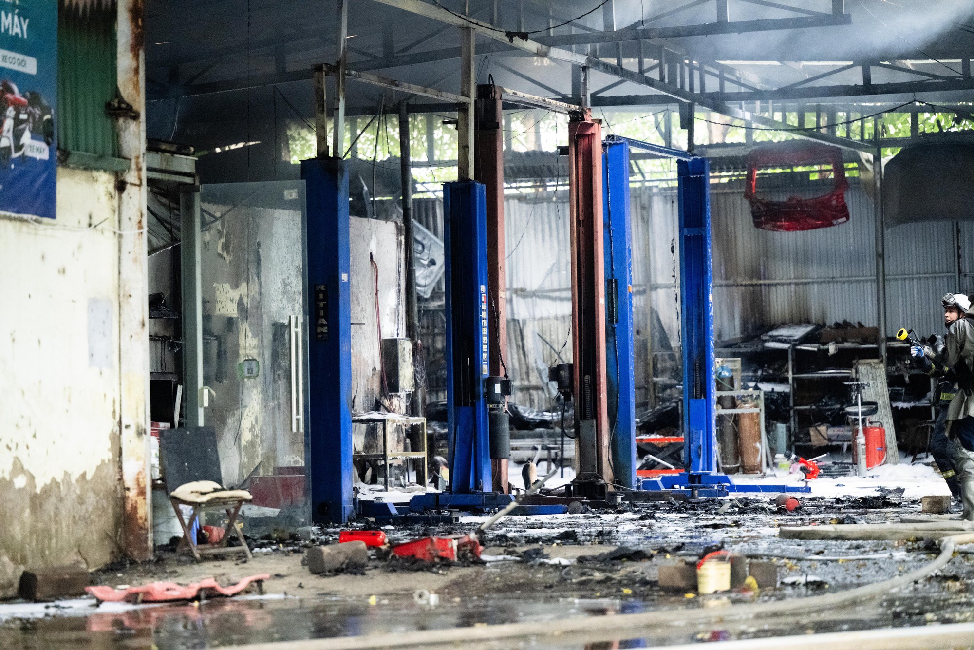Nh&acirc;n chứng kể khoảnh khắc gara &ocirc; t&ocirc; ở H&agrave; Nội ch&igrave;m trong biển lửa: Nghe tiếng nổ, nhiều người bật kh&oacute;c khi mất hết t&agrave;i sản- Ảnh 8.