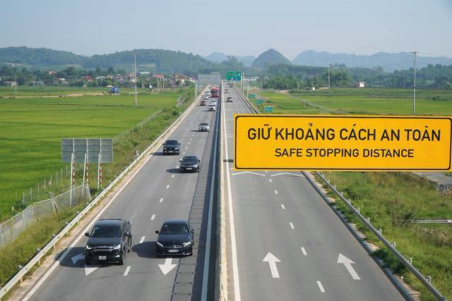 Cục Cảnh s&aacute;t Giao th&ocirc;ng nhắc nhở to&agrave;n bộ người d&acirc;n lỗi thường gặp khi đi tr&ecirc;n cao tốc, c&oacute; thể bị phạt tới 22 triệu đồng, trừ 10 điểm GPLX- Ảnh 2.