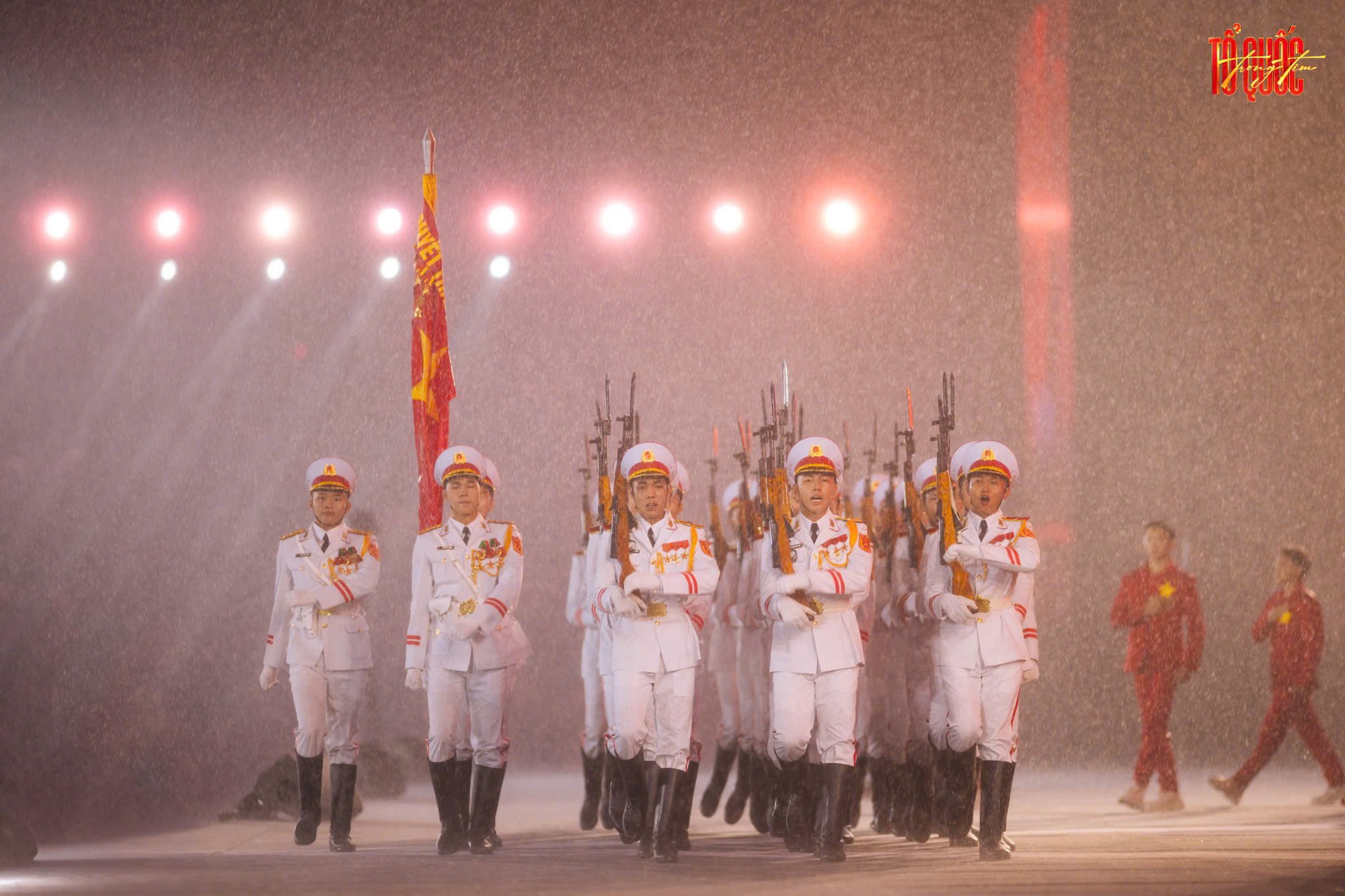 &rlm;&lsquo;Tổ Quốc Trong Tim&rsquo; 2026: H&agrave;ng vạn kh&aacute;n giả đội mưa, c&ugrave;ng h&aacute;t Quốc ca giữa biển cờ đỏ&rlm; - Ảnh 3.