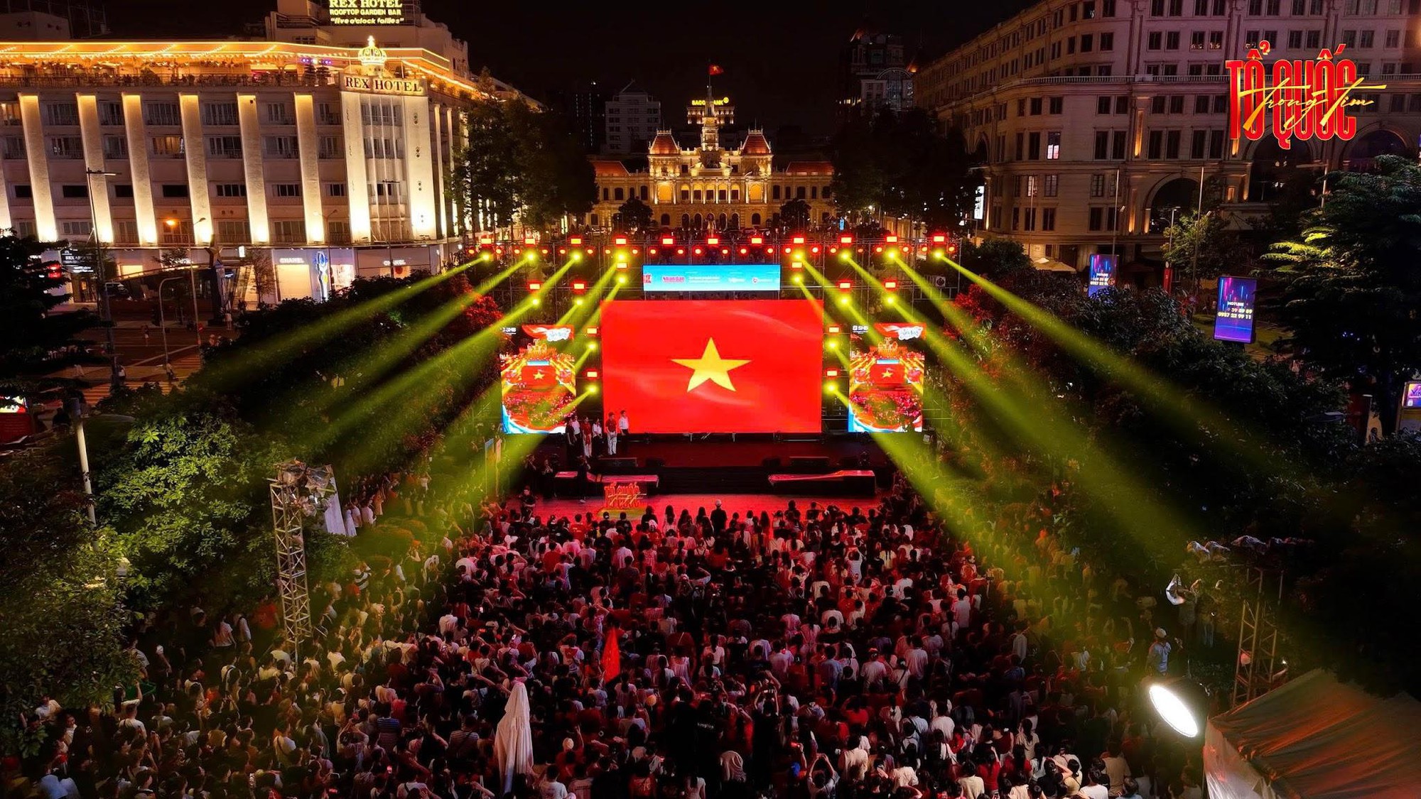 &rlm;&lsquo;Tổ Quốc Trong Tim&rsquo; 2026: H&agrave;ng vạn kh&aacute;n giả đội mưa, c&ugrave;ng h&aacute;t Quốc ca giữa biển cờ đỏ&rlm; - Ảnh 6.