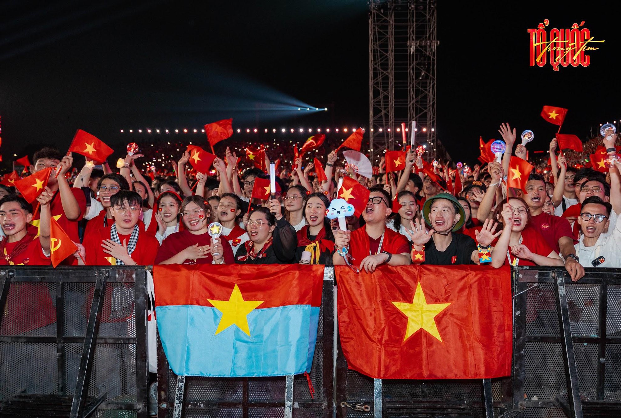 &rlm;&lsquo;Tổ Quốc Trong Tim&rsquo; 2026: H&agrave;ng vạn kh&aacute;n giả đội mưa, c&ugrave;ng h&aacute;t Quốc ca giữa biển cờ đỏ&rlm; - Ảnh 7.