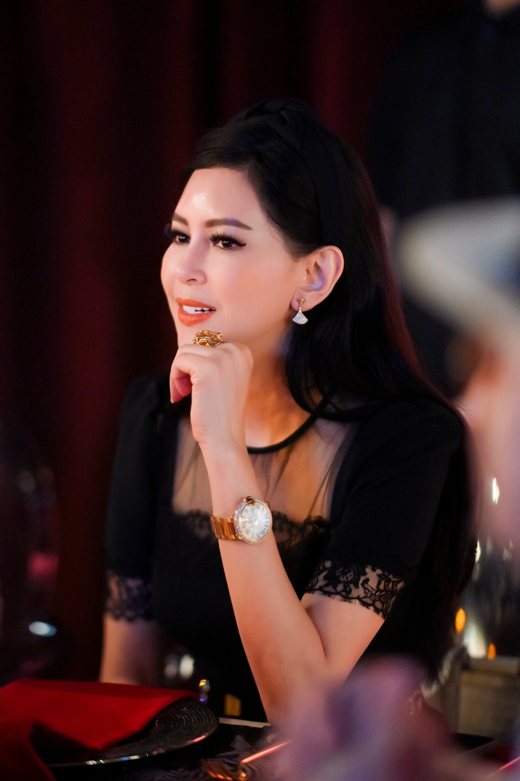 Nữ diễn vi&ecirc;n Việt g&acirc;y sốt v&igrave; nhan sắc kh&ocirc;ng điểm ch&ecirc; tr&ecirc;n b&igrave;a tạp ch&iacute; gần 40 năm trước, ho&aacute; ra giờ l&agrave; phu nh&acirc;n tỷ ph&uacute;!- Ảnh 10.