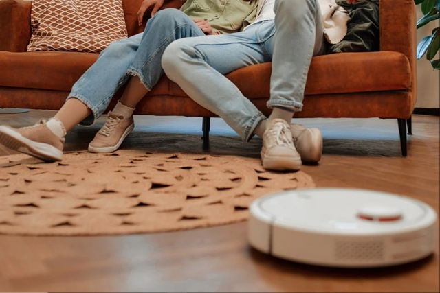 Bật robot h&uacute;t bụi từ xa, chồng ph&aacute;t hiện b&iacute; mật của vợ: Thắng kiện rồi bất ngờ th&agrave;nh bị c&aacute;o- Ảnh 3.