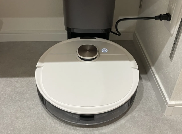 Bật robot h&uacute;t bụi từ xa, chồng ph&aacute;t hiện b&iacute; mật của vợ: Thắng kiện rồi bất ngờ th&agrave;nh bị c&aacute;o- Ảnh 1.