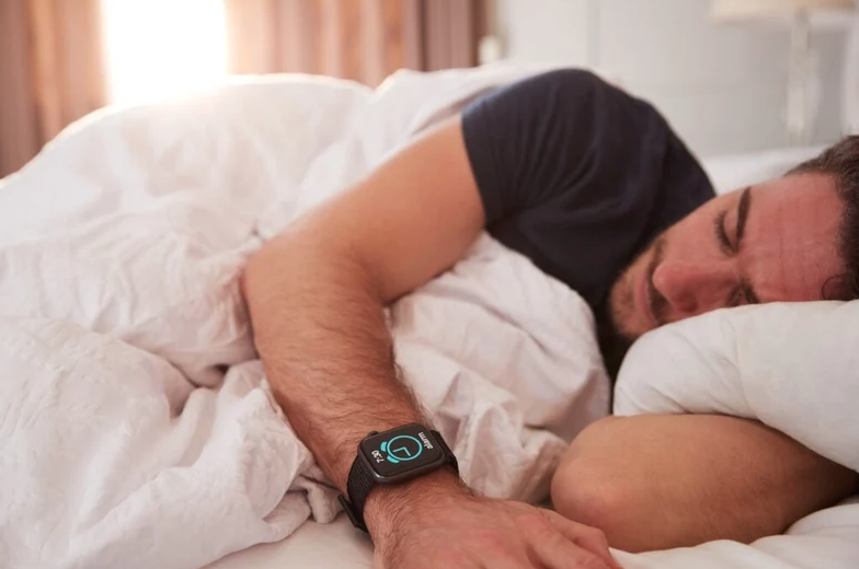Lời khuy&ecirc;n cho tất cả những ai đeo đồng hồ theo d&otilde;i sức khỏe đi ngủ- Ảnh 1.