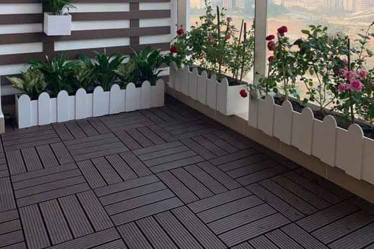 V&igrave; sao ng&agrave;y c&agrave;ng nhiều gia đ&igrave;nh kh&ocirc;ng ốp gạch ở ban c&ocirc;ng? 2 vật liệu s&agrave;n đang dần trở th&agrave;nh xu hướng mới- Ảnh 2.
