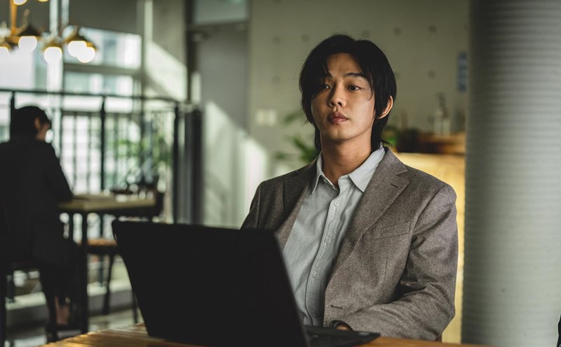 Yoo Ah In tr&ocirc;ng qu&aacute; th&ecirc; thảm- Ảnh 4.