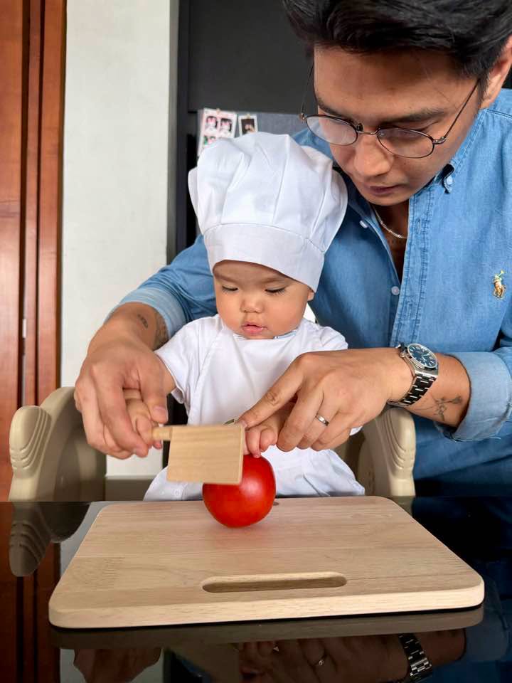 B&eacute; Gạo vừa tr&ograve;n 1 tuổi đ&atilde; sở hữu "gia t&agrave;i" cosplay khiến d&acirc;n mạng cười th&iacute;ch th&uacute;: Đ&uacute;ng l&agrave; "việc g&igrave; cũng đến tay Gạo"- Ảnh 8.