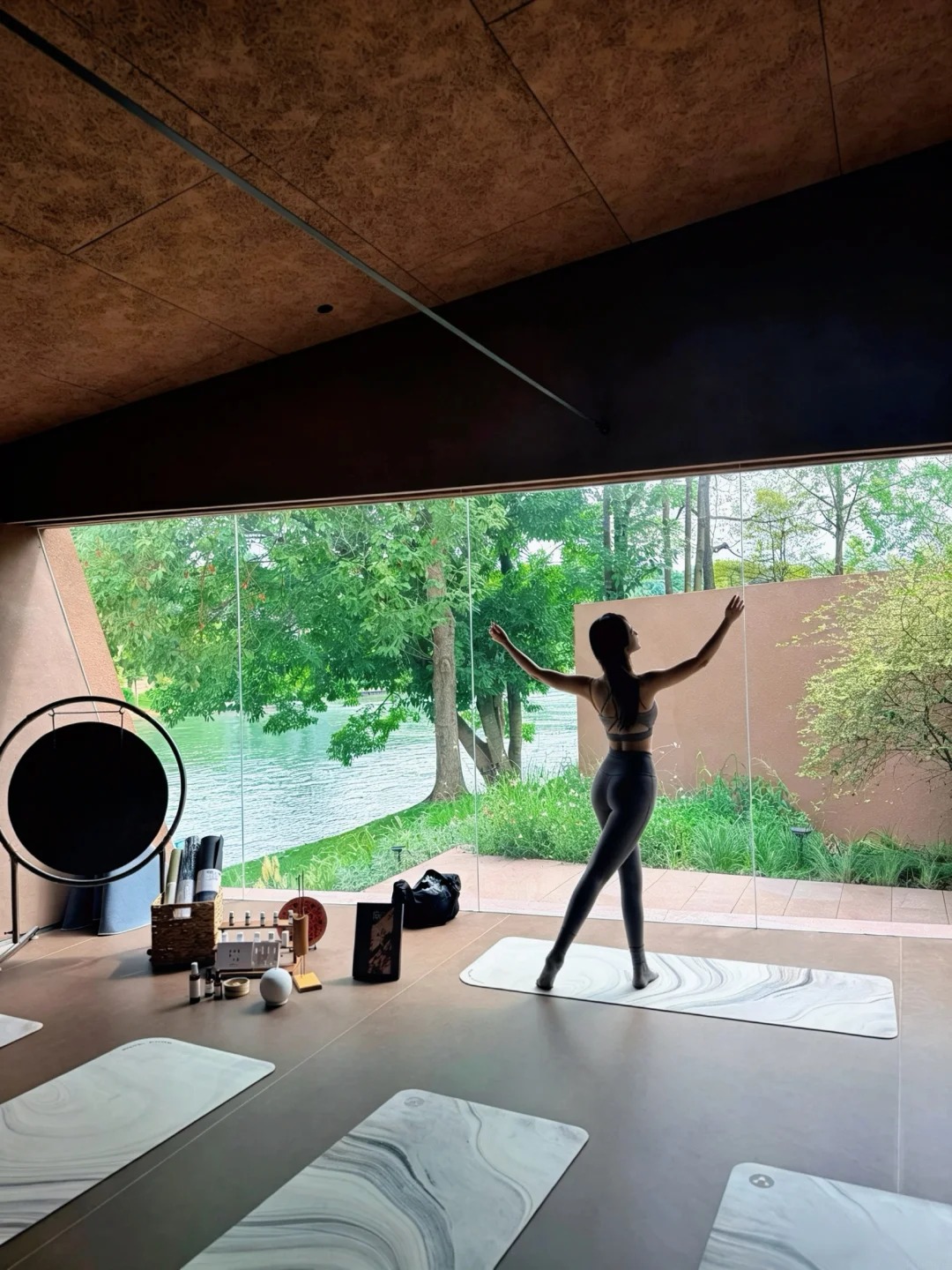B&ecirc;n trong c&aacute;c buổi tập Pilates ở resort gi&aacute; trăm triệu/ đ&ecirc;m: &ldquo;Kh&aacute;ch h&agrave;ng được chiều cỡ n&agrave;y&rdquo;- Ảnh 1.