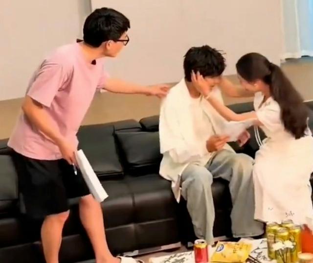 Chấn động showbiz: Ph&uacute; b&agrave; tung tiền l&agrave;m phim, cưỡng h&ocirc;n nam diễn vi&ecirc;n trẻ tới 60 lần- Ảnh 4.