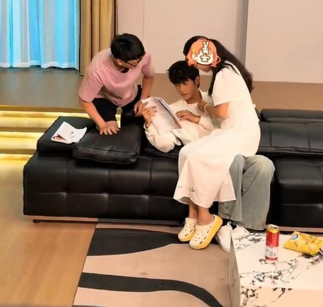 Chấn động showbiz: Ph&uacute; b&agrave; tung tiền l&agrave;m phim, cưỡng h&ocirc;n nam diễn vi&ecirc;n trẻ tới 60 lần- Ảnh 5.