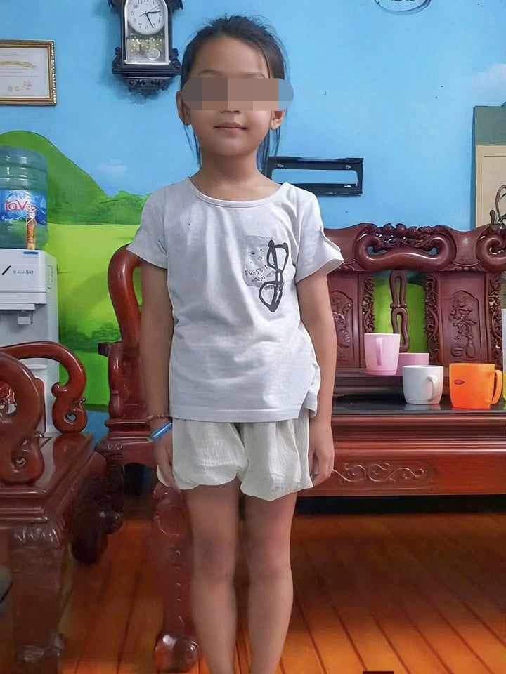 B&eacute; g&aacute;i 6 tuổi bị bỏ trước cổng m&aacute;i ấm ở Bắc Ninh c&ugrave;ng t&acirc;m thư của mẹ- Ảnh 1.