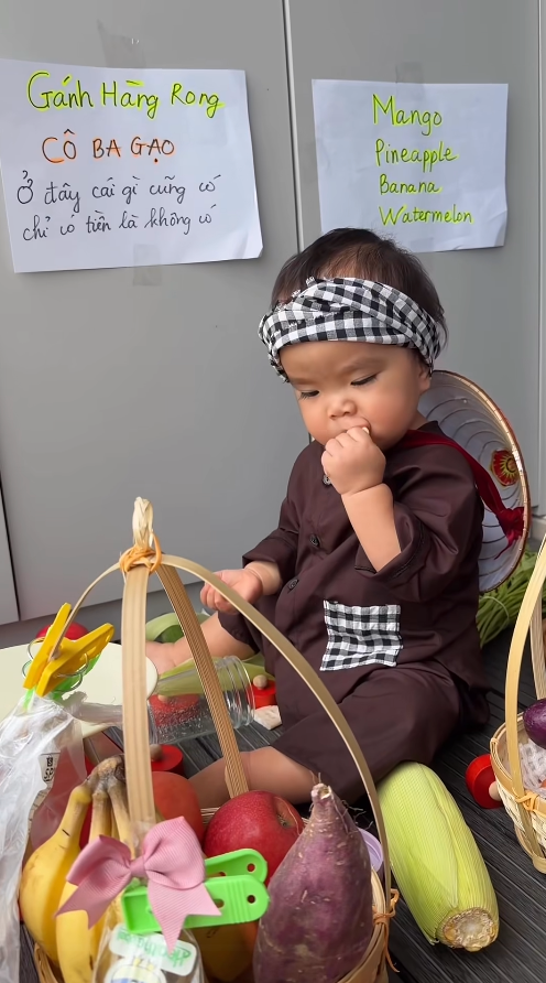 B&eacute; Gạo vừa tr&ograve;n 1 tuổi đ&atilde; sở hữu "gia t&agrave;i" cosplay khiến d&acirc;n mạng cười th&iacute;ch th&uacute;: Đ&uacute;ng l&agrave; "việc g&igrave; cũng đến tay Gạo"- Ảnh 9.