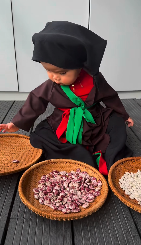 B&eacute; Gạo vừa tr&ograve;n 1 tuổi đ&atilde; sở hữu "gia t&agrave;i" cosplay khiến d&acirc;n mạng cười th&iacute;ch th&uacute;: Đ&uacute;ng l&agrave; "việc g&igrave; cũng đến tay Gạo"- Ảnh 11.