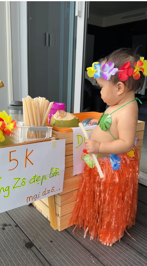 B&eacute; Gạo vừa tr&ograve;n 1 tuổi đ&atilde; sở hữu "gia t&agrave;i" cosplay khiến d&acirc;n mạng cười th&iacute;ch th&uacute;: Đ&uacute;ng l&agrave; "việc g&igrave; cũng đến tay Gạo"- Ảnh 10.