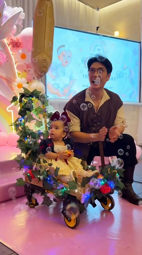 B&eacute; Gạo vừa tr&ograve;n 1 tuổi đ&atilde; sở hữu "gia t&agrave;i" cosplay khiến d&acirc;n mạng cười th&iacute;ch th&uacute;: Đ&uacute;ng l&agrave; "việc g&igrave; cũng đến tay Gạo"- Ảnh 1.
