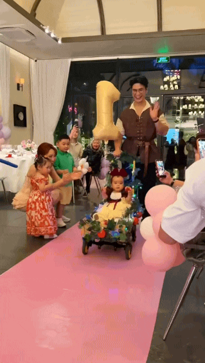 B&eacute; Gạo vừa tr&ograve;n 1 tuổi đ&atilde; sở hữu "gia t&agrave;i" cosplay khiến d&acirc;n mạng cười th&iacute;ch th&uacute;: Đ&uacute;ng l&agrave; "việc g&igrave; cũng đến tay Gạo"- Ảnh 2.