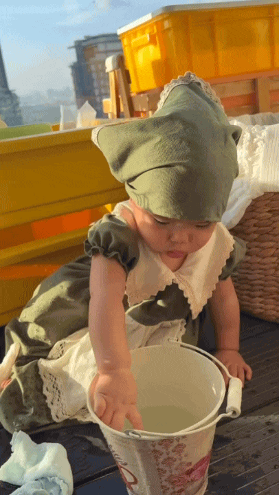 B&eacute; Gạo vừa tr&ograve;n 1 tuổi đ&atilde; sở hữu "gia t&agrave;i" cosplay khiến d&acirc;n mạng cười th&iacute;ch th&uacute;: Đ&uacute;ng l&agrave; "việc g&igrave; cũng đến tay Gạo"- Ảnh 4.