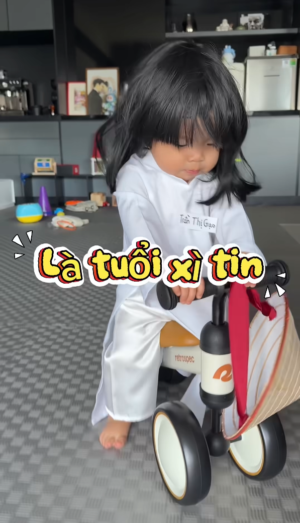 B&eacute; Gạo vừa tr&ograve;n 1 tuổi đ&atilde; sở hữu "gia t&agrave;i" cosplay khiến d&acirc;n mạng cười th&iacute;ch th&uacute;: Đ&uacute;ng l&agrave; "việc g&igrave; cũng đến tay Gạo"- Ảnh 5.