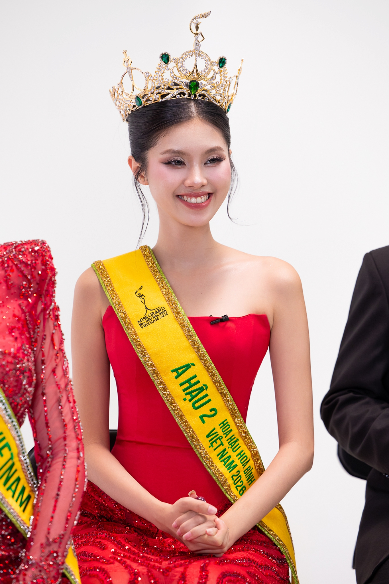 Giao lưu Miss Grand Vietnam 2025: Emoura Phạm mất v&aacute;y tại Chung kết, &Aacute; hậu Bảo Ngọc l&ecirc;n tiếng về suất thi MGI All Stars- Ảnh 8.