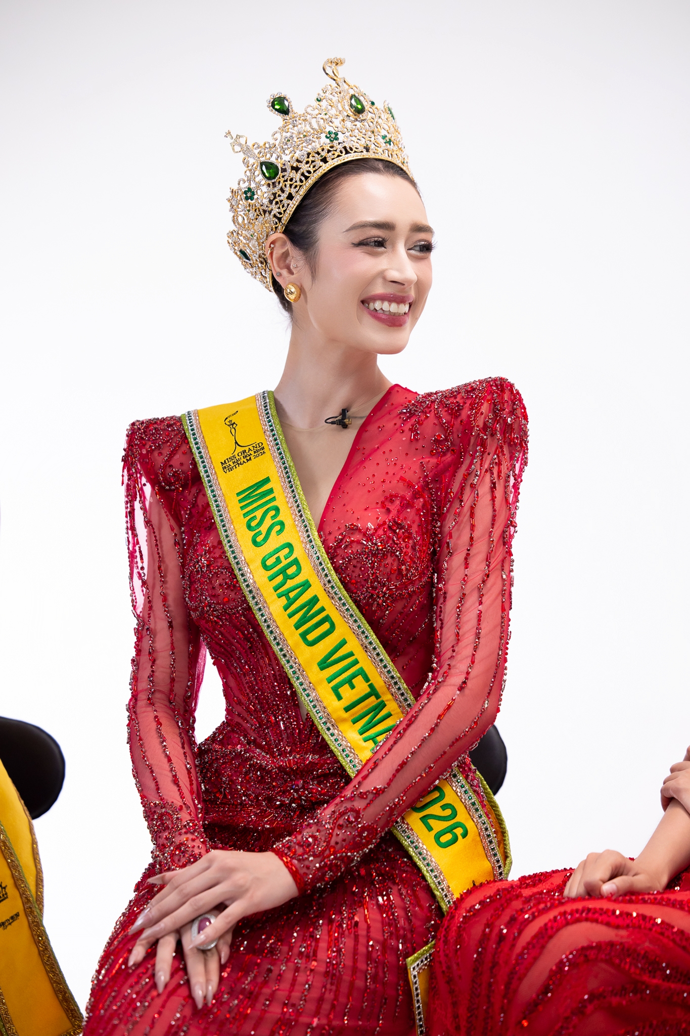 Giao lưu Miss Grand Vietnam 2025: Emoura Phạm mất v&aacute;y tại Chung kết, &Aacute; hậu Bảo Ngọc l&ecirc;n tiếng về suất thi MGI All Stars- Ảnh 2.