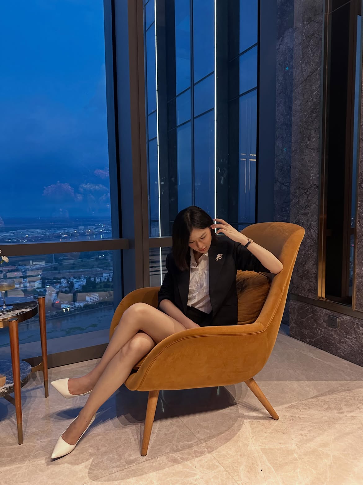 G&aacute;i xinh đi thang m&aacute;y h&uacute;t 1 triệu lượt xem, được khen đẹp hơn cả Ngọc Trinh- Ảnh 4.